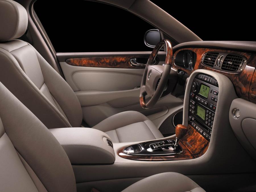  Jaguar XJR 2003 года  (EU) (фото 2 из 5)